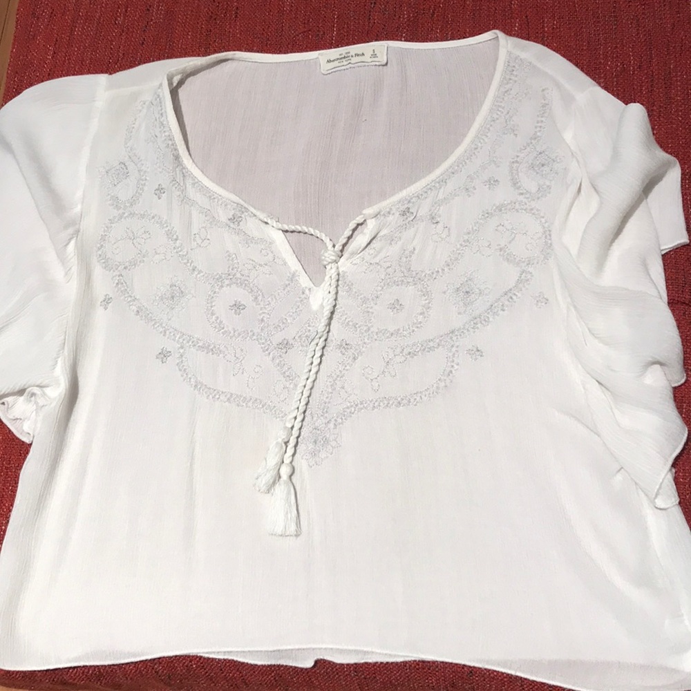 🚫🚫SOLD🚫🚫Front tie embroidered white blouse